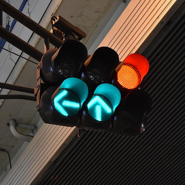 A traffic light with a green arrow and a red arrow.